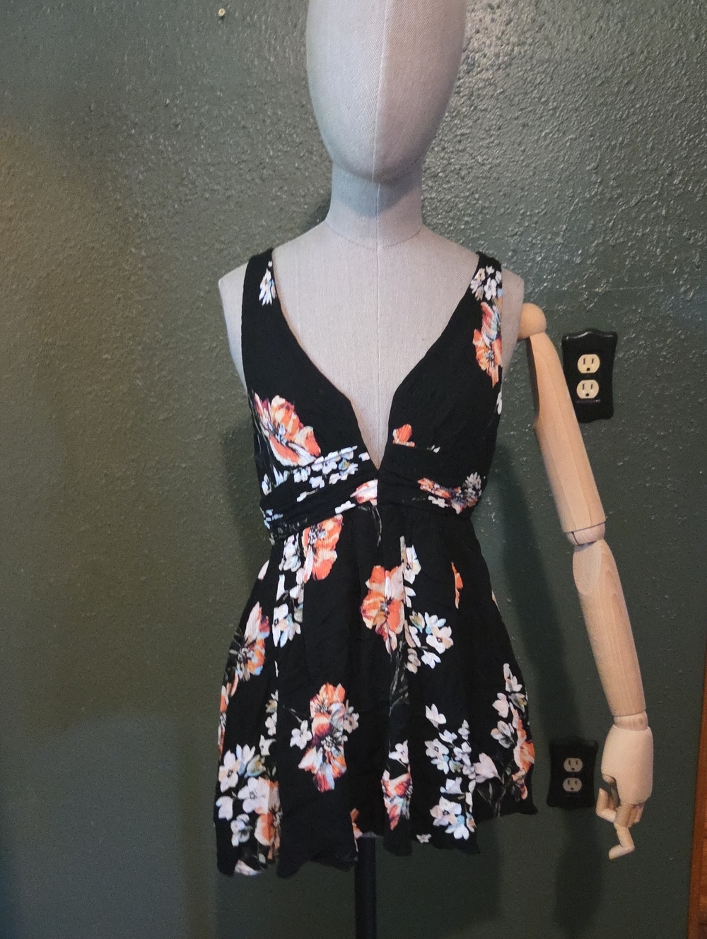 Plunging Neck Open Back Floral Tank Top